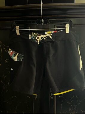 VINTAGE Volcom Foster Gal 7” Boardie Shorts w/Multicolor Accents - Size11/12/31